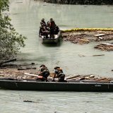 La récolte de bois et de déchets sur le lac de Blatten devrait durer tout le mois de juillet. KEYSTONE/JEAN-CHRISTOPHE BOTT